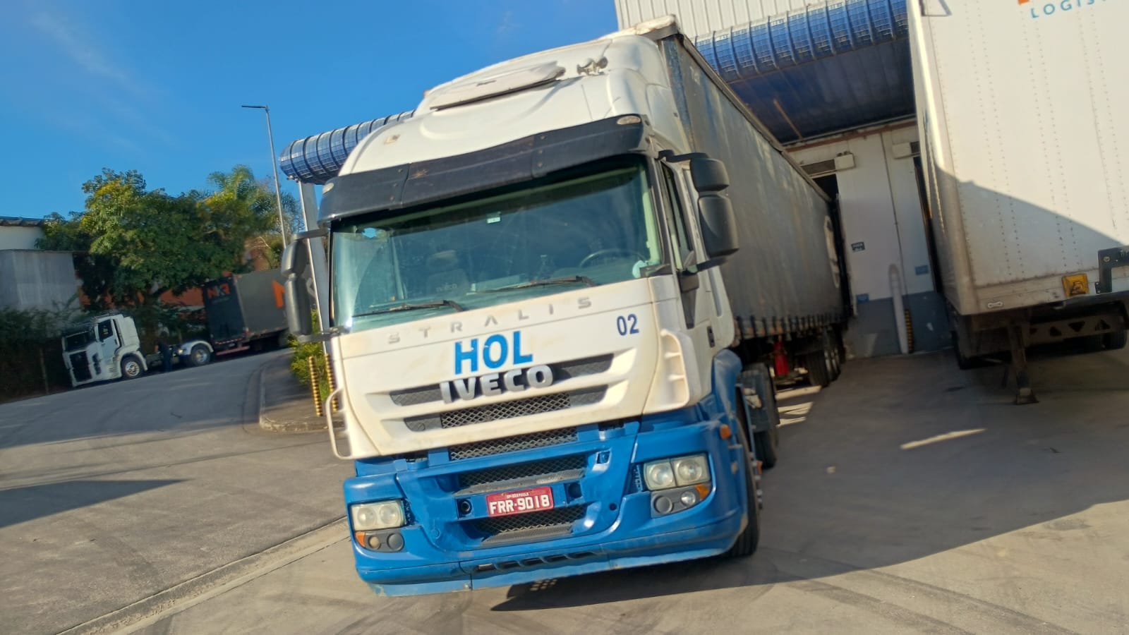 Cavalo mecânico Iveco Stralis da HOL engatado em sider