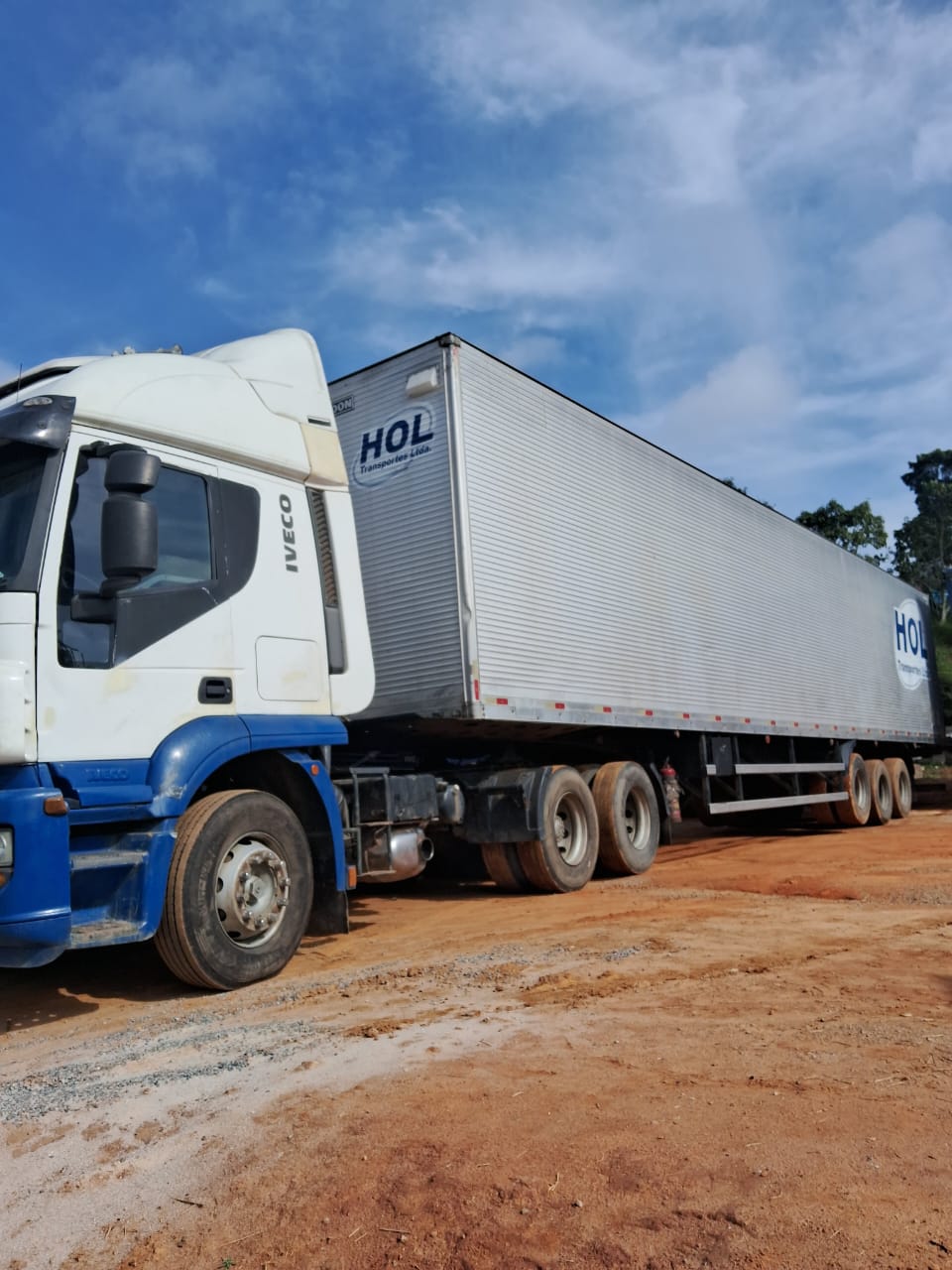Semirreboque baú da HOL Transportes visto de lado