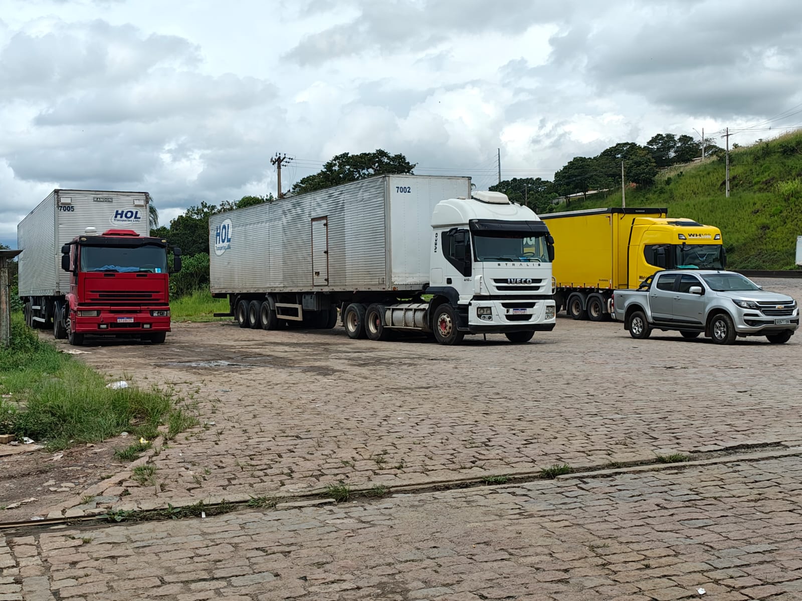 Veículos da HOL Transportes no pátio da empresa
